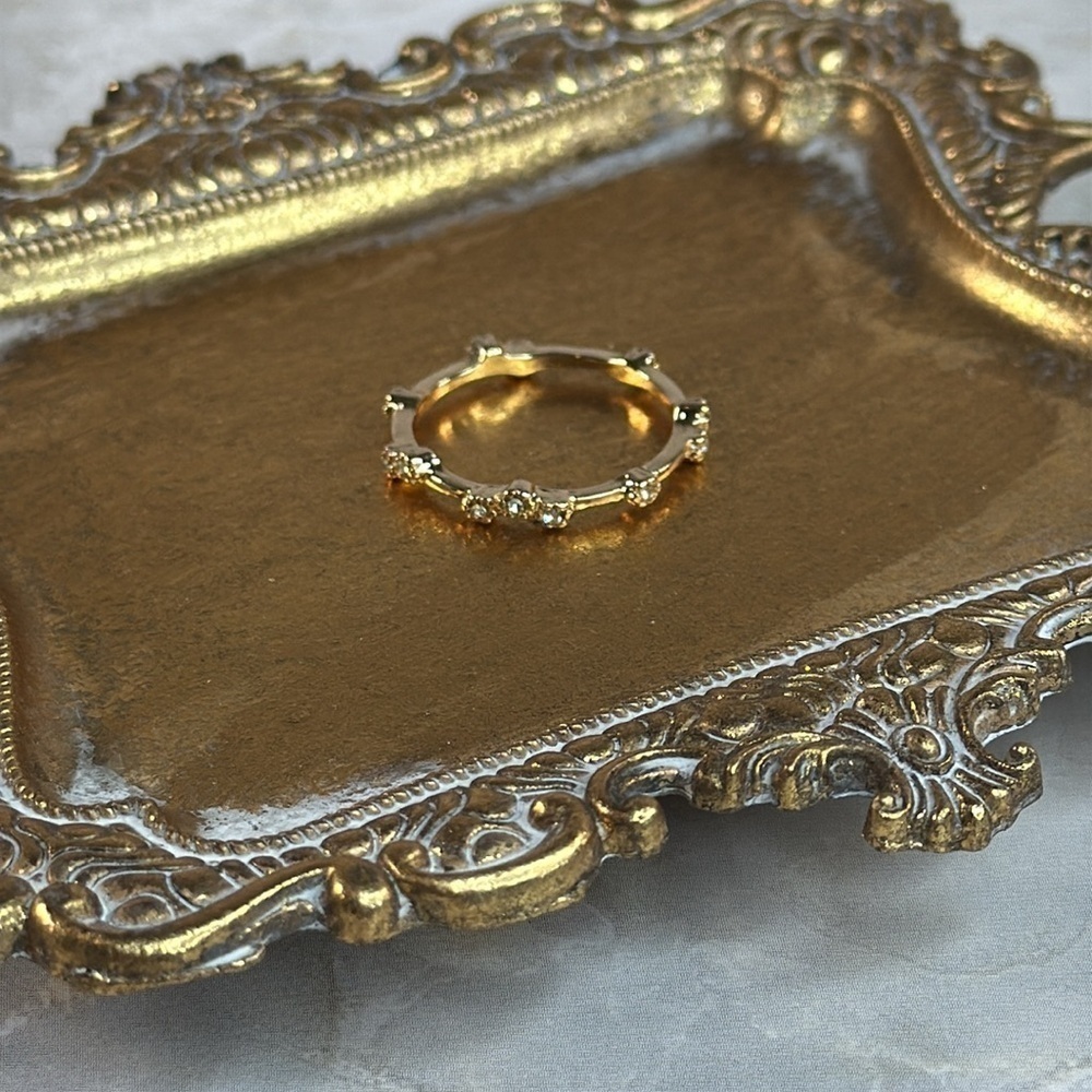 Elegant Gold and Brilliants Women's Ring